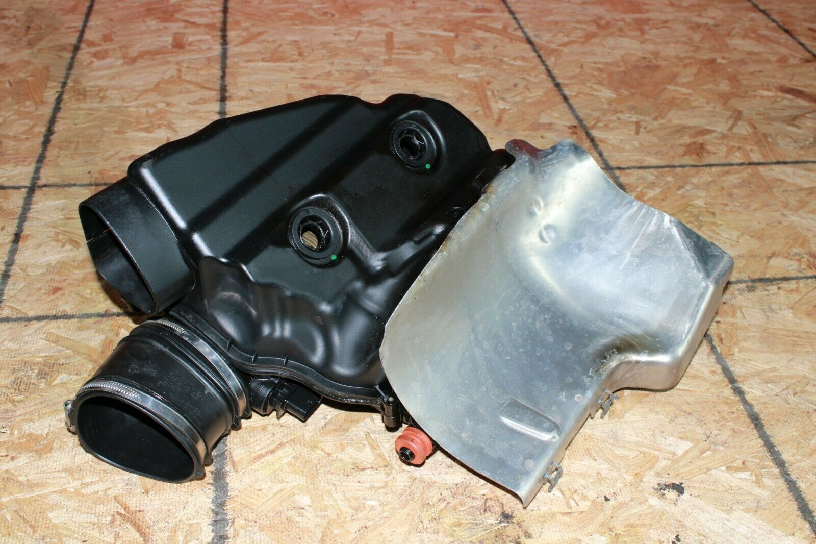 BMW E70 X5 X6 50i Engine Motor Left Air Intake Muffler Cleaner Box 1-4 Oem - Image 6