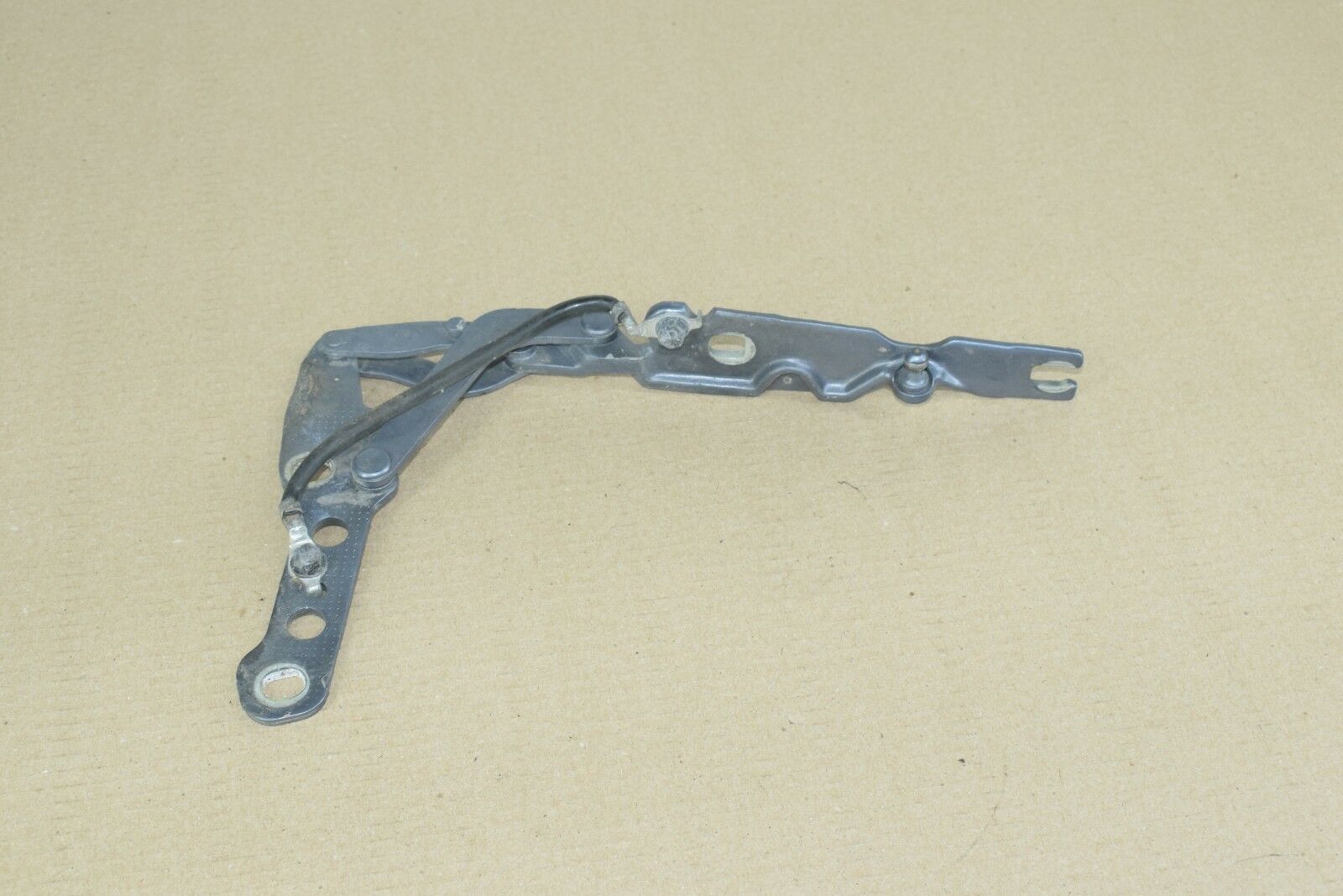 BMW E46 FRONT LEFT DRIVER SIDE HOOD BONNET COVER SHOCK BRACKET SUPPORT HINGE OEM