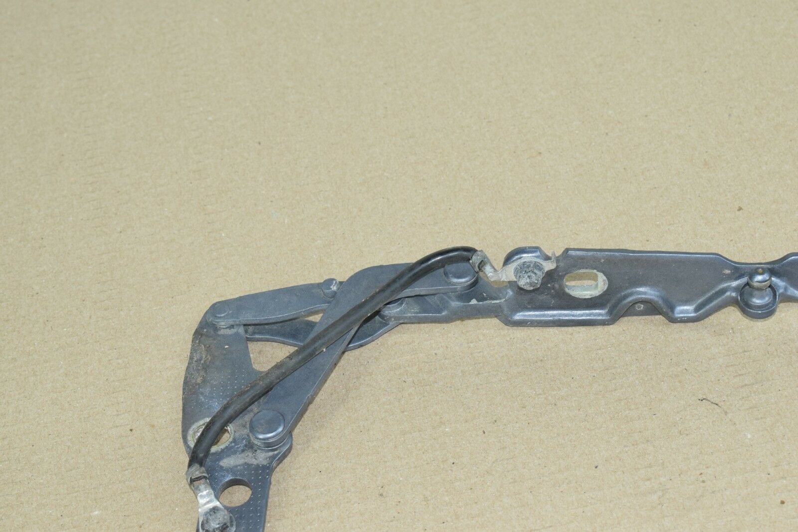 BMW E46 FRONT LEFT DRIVER SIDE HOOD BONNET COVER SHOCK BRACKET SUPPORT HINGE OEM - Image 3