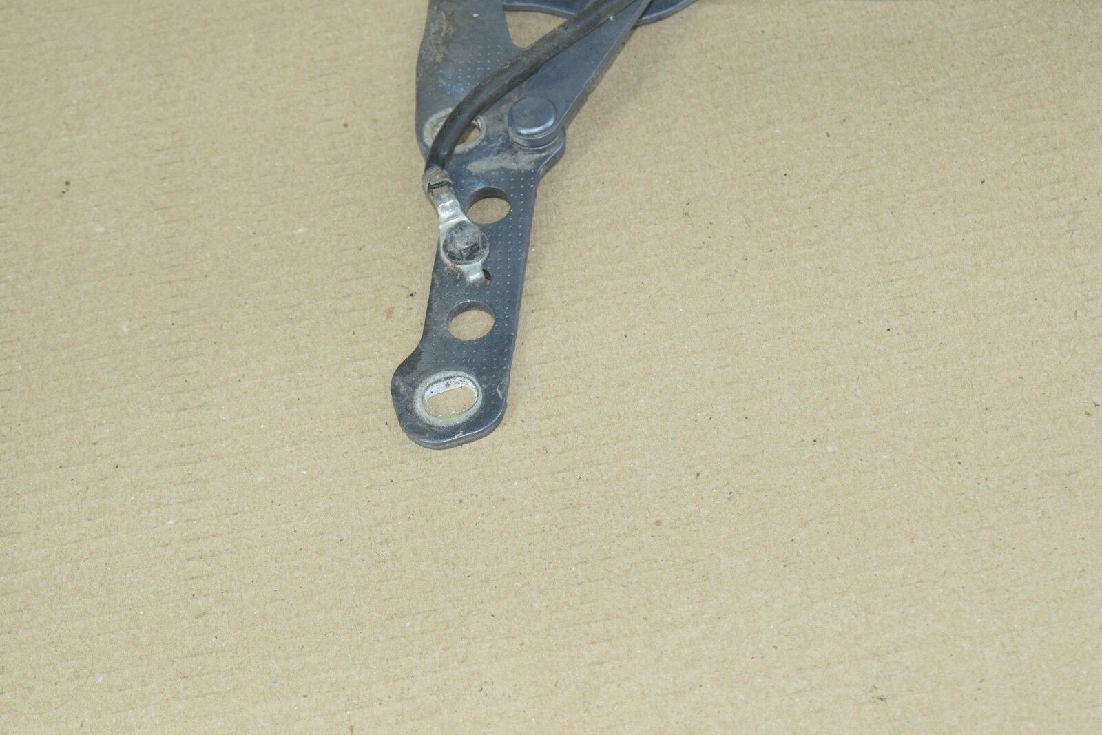 BMW E46 FRONT LEFT DRIVER SIDE HOOD BONNET COVER SHOCK BRACKET SUPPORT HINGE OEM - Image 4