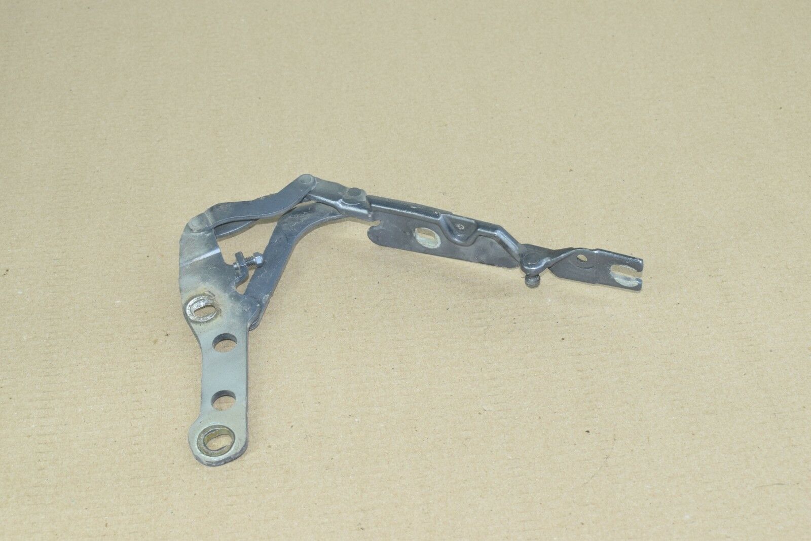 BMW E46 FRONT RIGHT PASSENGER HOOD BONNET COVER SHOCK BRACKET SUPPORT HINGE